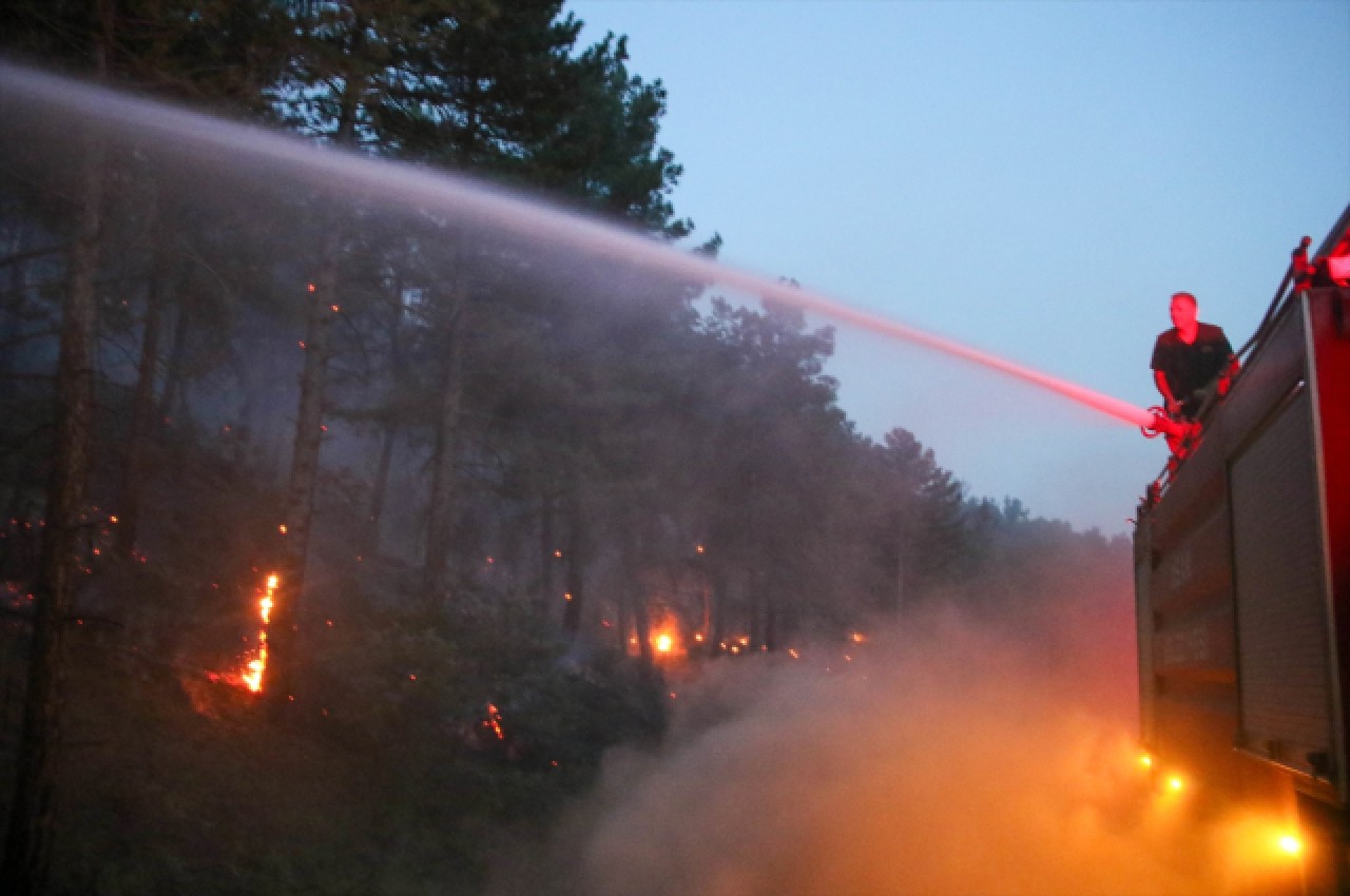 3 ilimizde alevler dinmiyor: Evler tahliye edildi