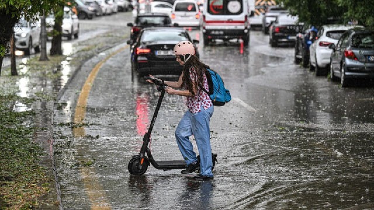 Öğle saatlerine dikkat. Meteoroloji saat vererek uyardı. Kuvvetli yağmur geliyor