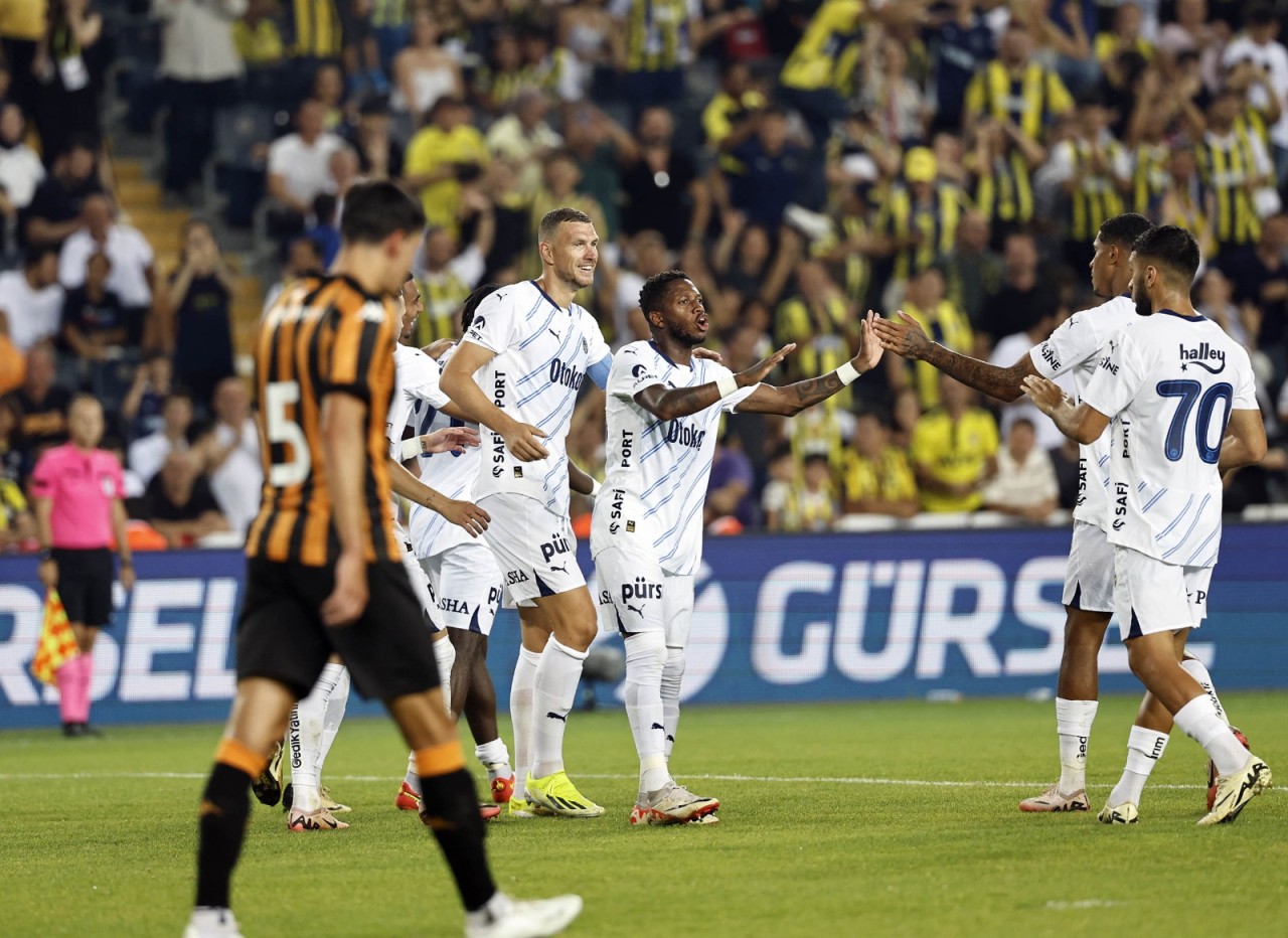 Fenerbahçe gol yağdırdı Mert Hakan orta sahadan gol attı