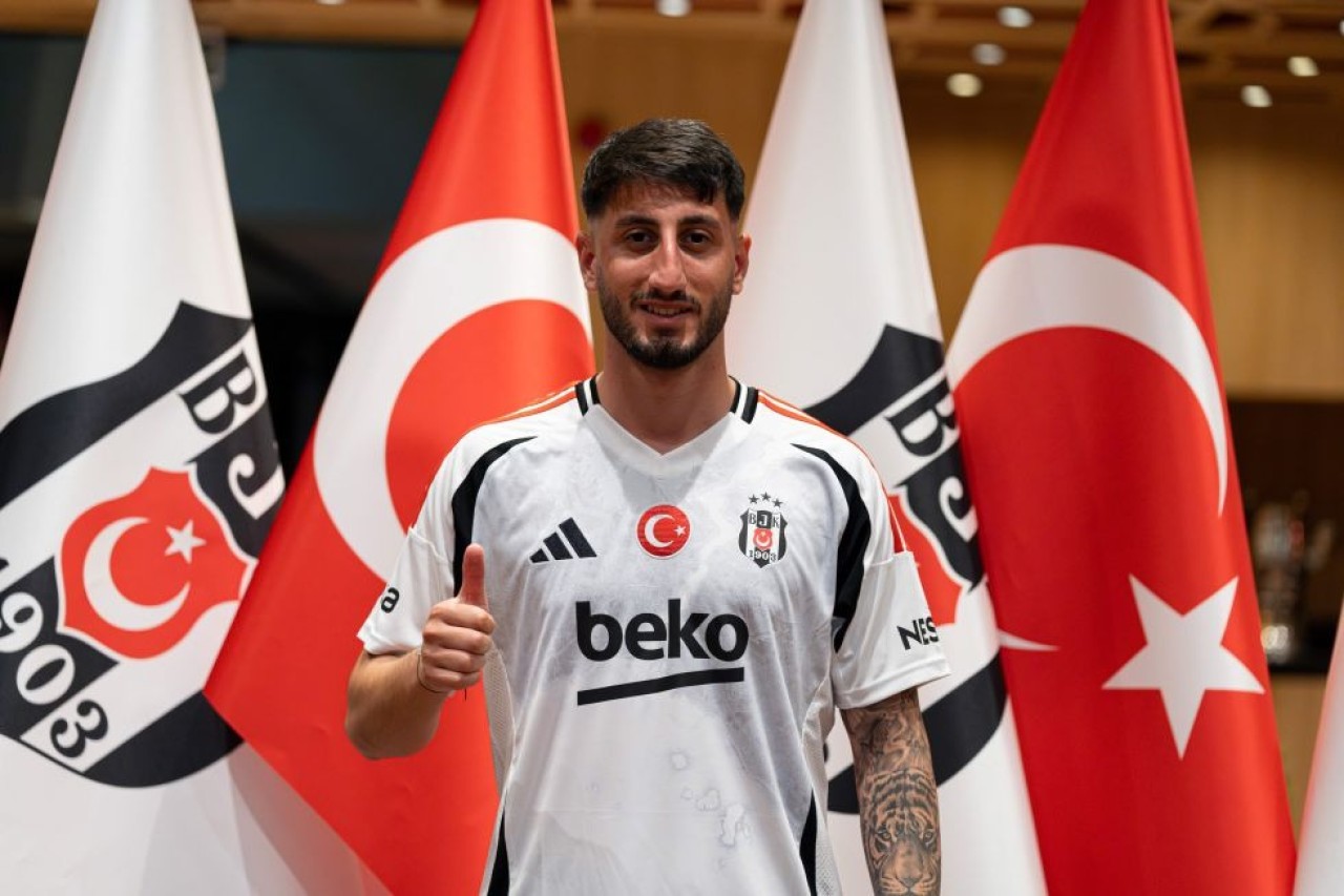 Beşiktaş yeni transferini açıkladı. Formayı da giydi