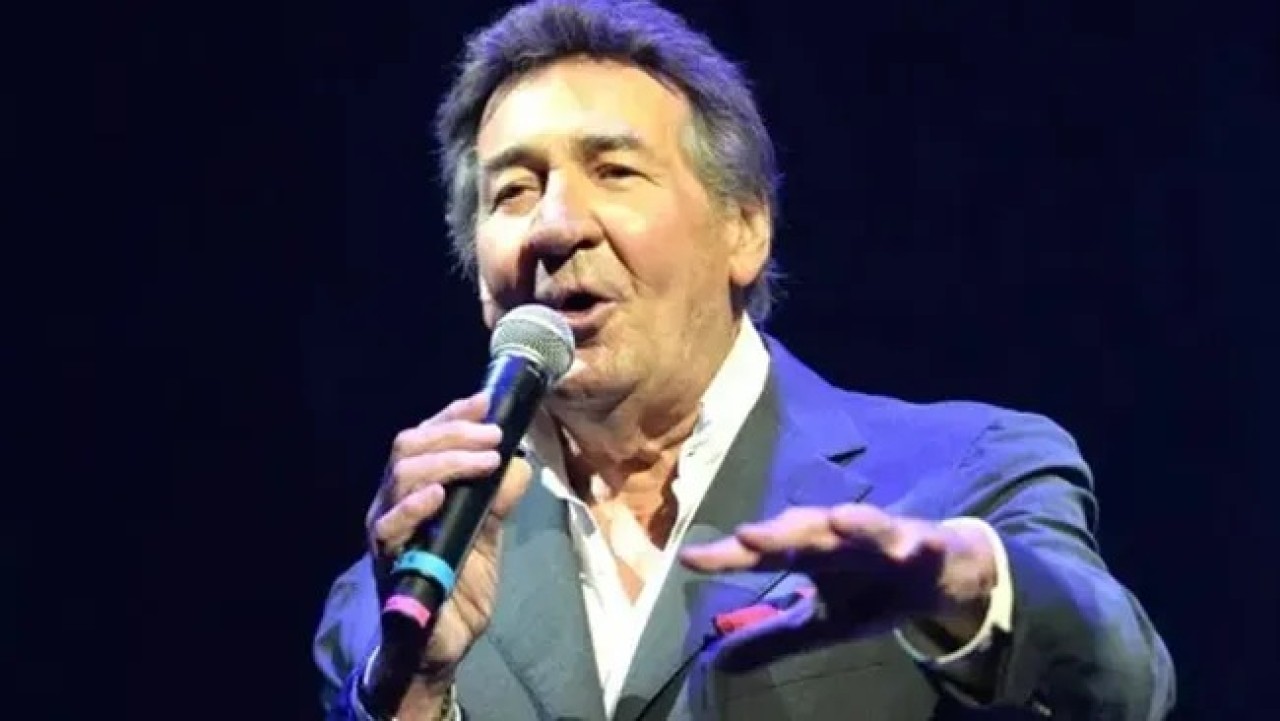 Ünlü şarkıcı kalp krizinden öldü