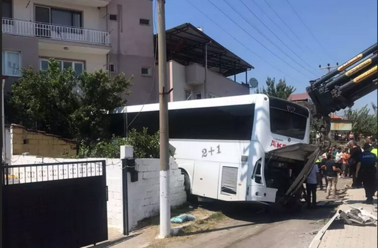 Yolcu otobüsü eve çarptı: Gökhan Cansız Kaya yaşamını kaybetti 15 yaralı!