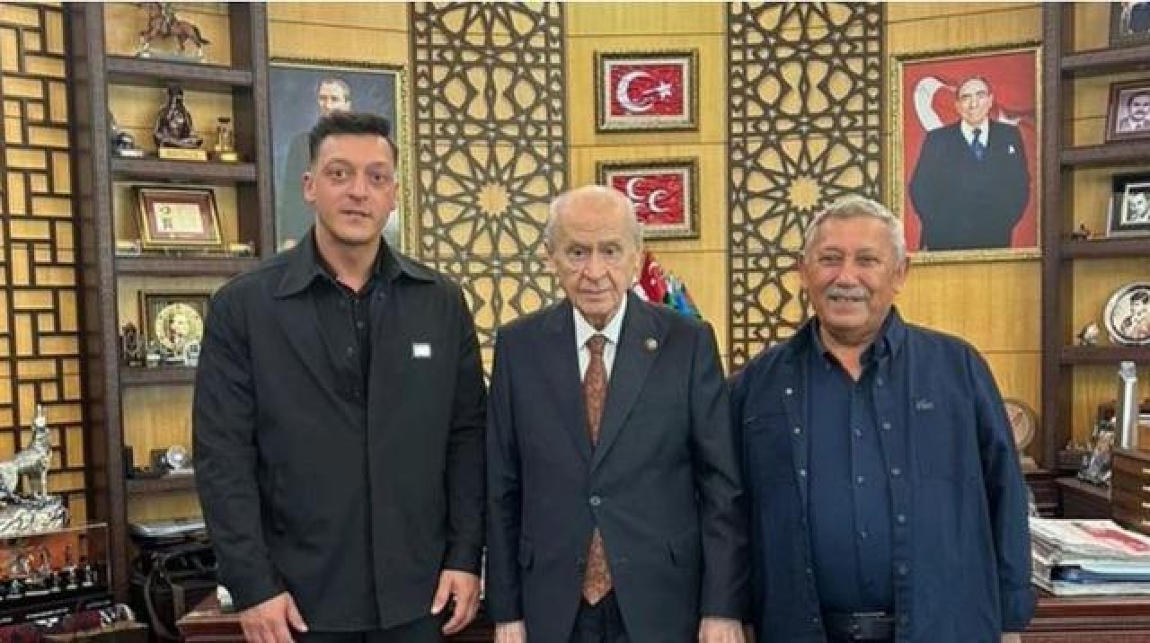 Cami temizlemesiyle gündemdeydi! Mesut Özil,  bu kez de MHP lideri Devlet Bahçeli'yi ziyaret etti