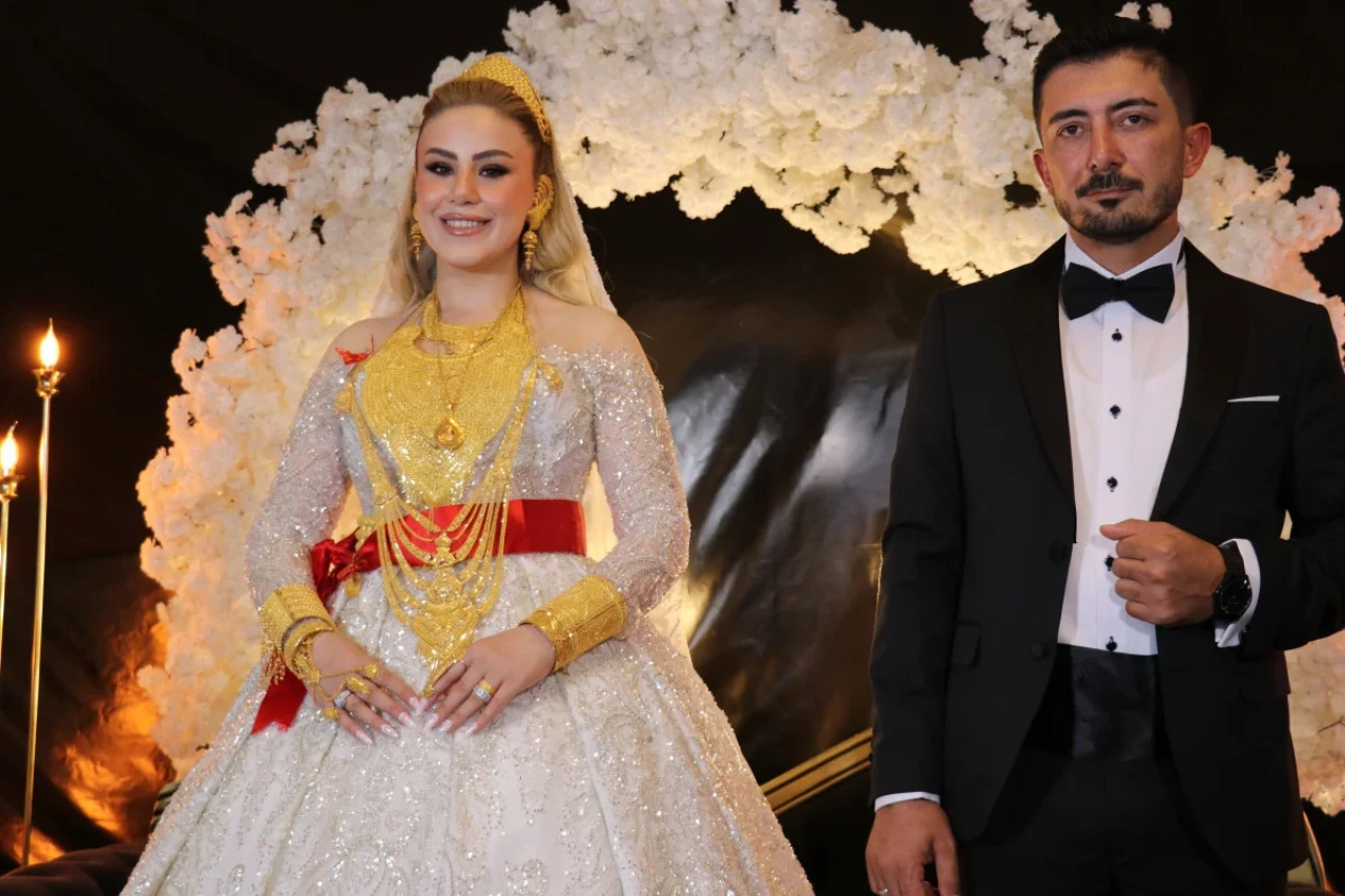 Gevdan aşireti düğünündeki takılar dudak uçuklattı: Rıza Aşkan ve Kübra Aşkan'a kilolarca altın takıldı