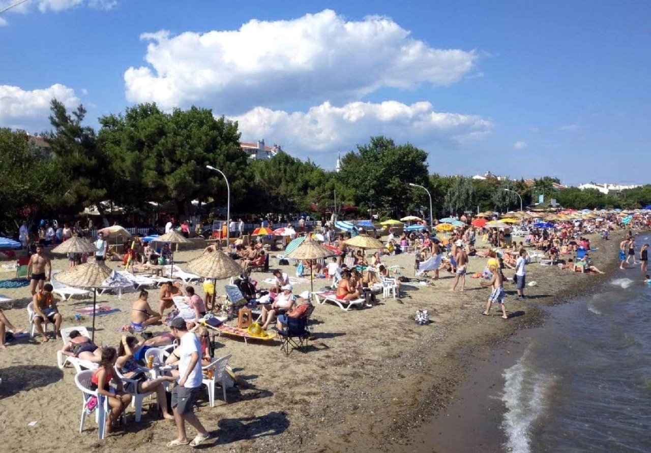 9 çocuk babası adam plajda kadınları görüntülerken yakalandı. Kadınlar dövüp polise teslim etti