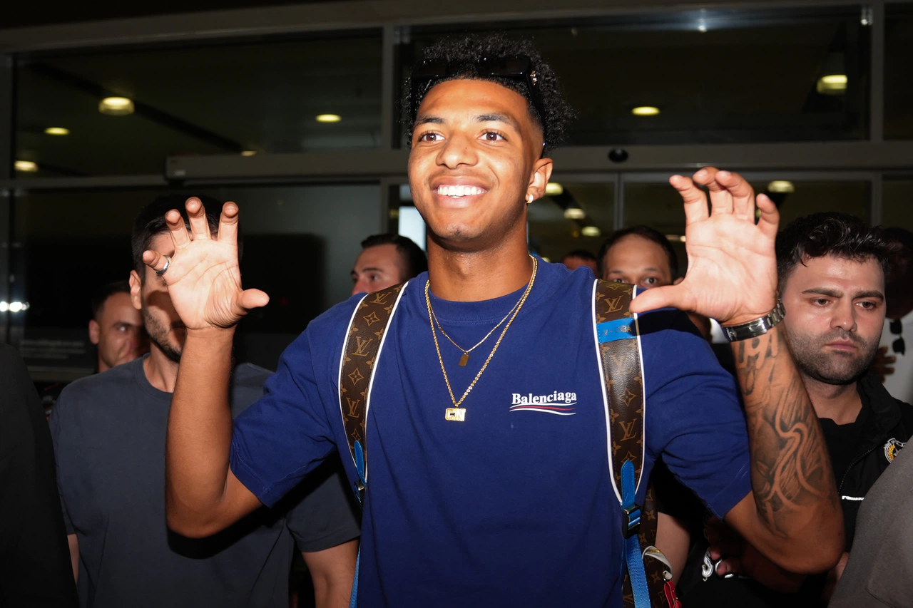 Beşiktaş'ın yeni transferi İstanbul'da. Kartal pozu verdi