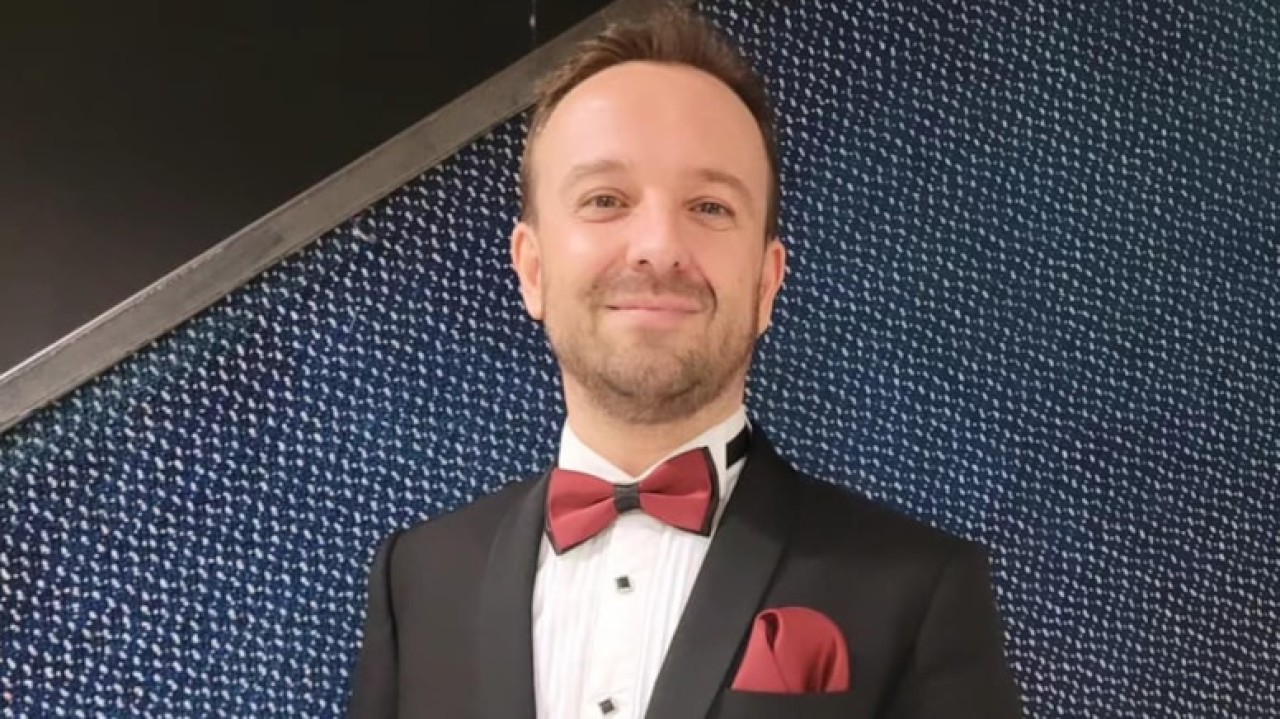 Müzisyen Çınar Ersanlı Kadıköy'deki evinde ölü bulundu. Elleri ayakları ve ağzı bağlıydı