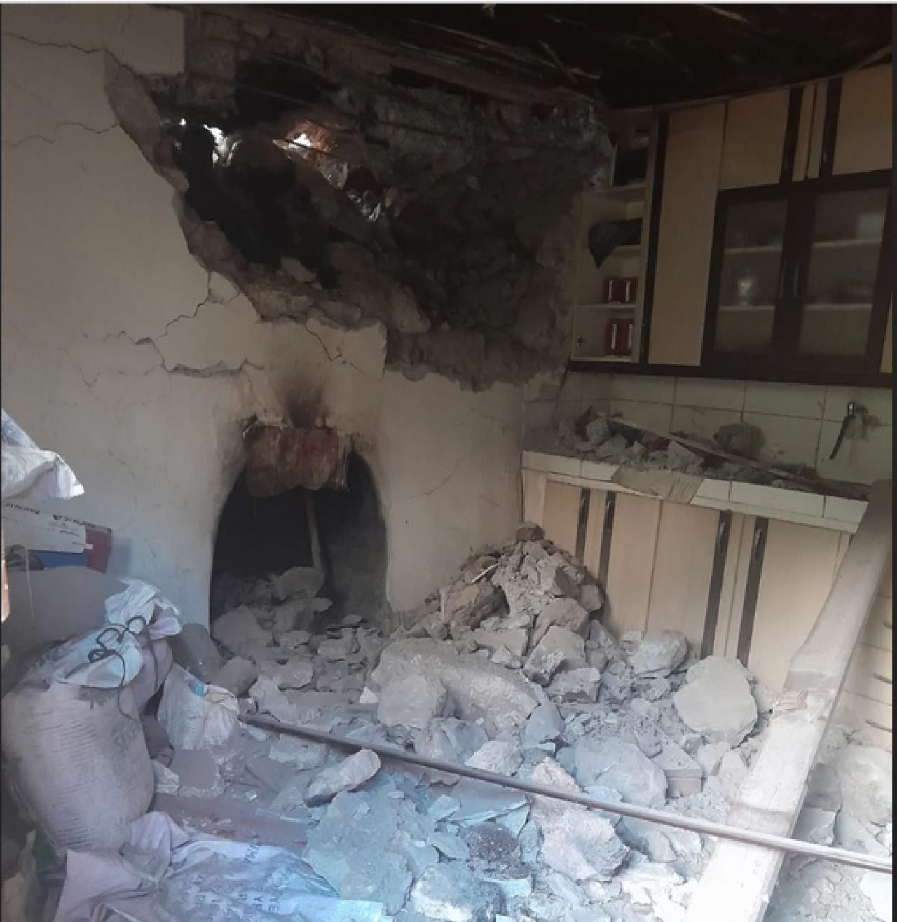 Adana'da evin üzerine kaya düştü!