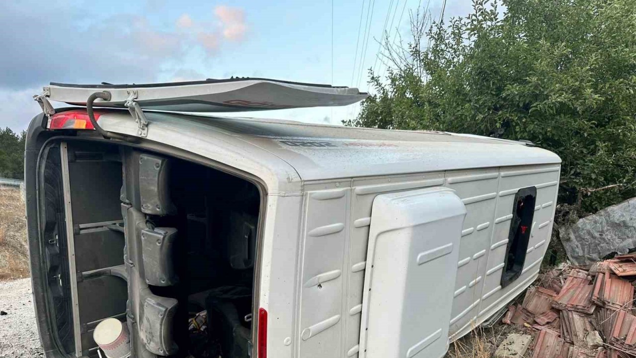 Bolu’da feci kaza: Minibüsle traktör çarpıştı,  15  yaralı