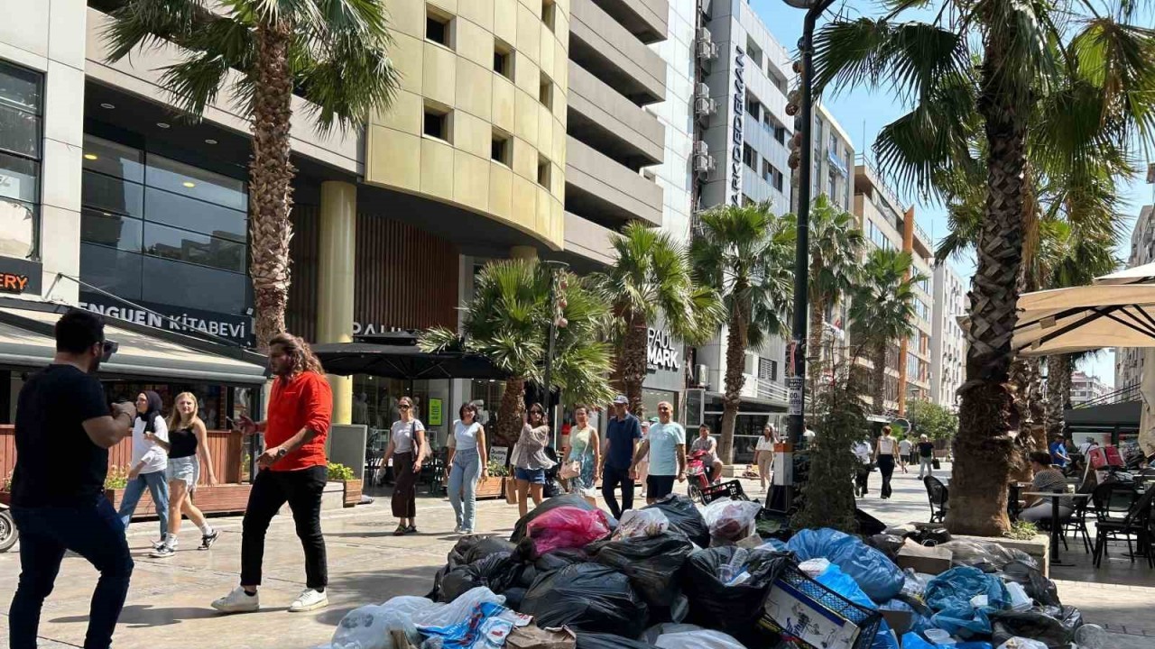 İzmir'de işçi eylemi şehri çöp yığınına çevirdi!