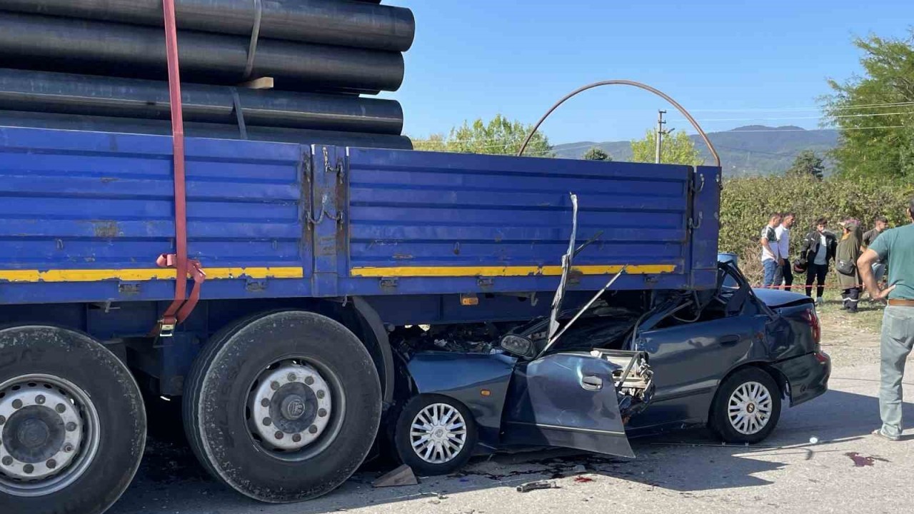 Sakarya'da feci kaza: Otomobil park halindeki tıra çarptı!  Ömer Atmaca hayatını kaybetti