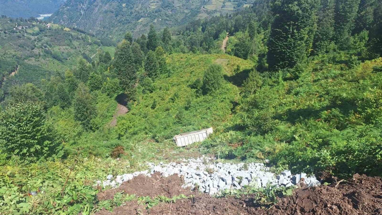 Tokat'ta kamyon 30 metre  uçuruma yuvarlandı: 1 yaralı