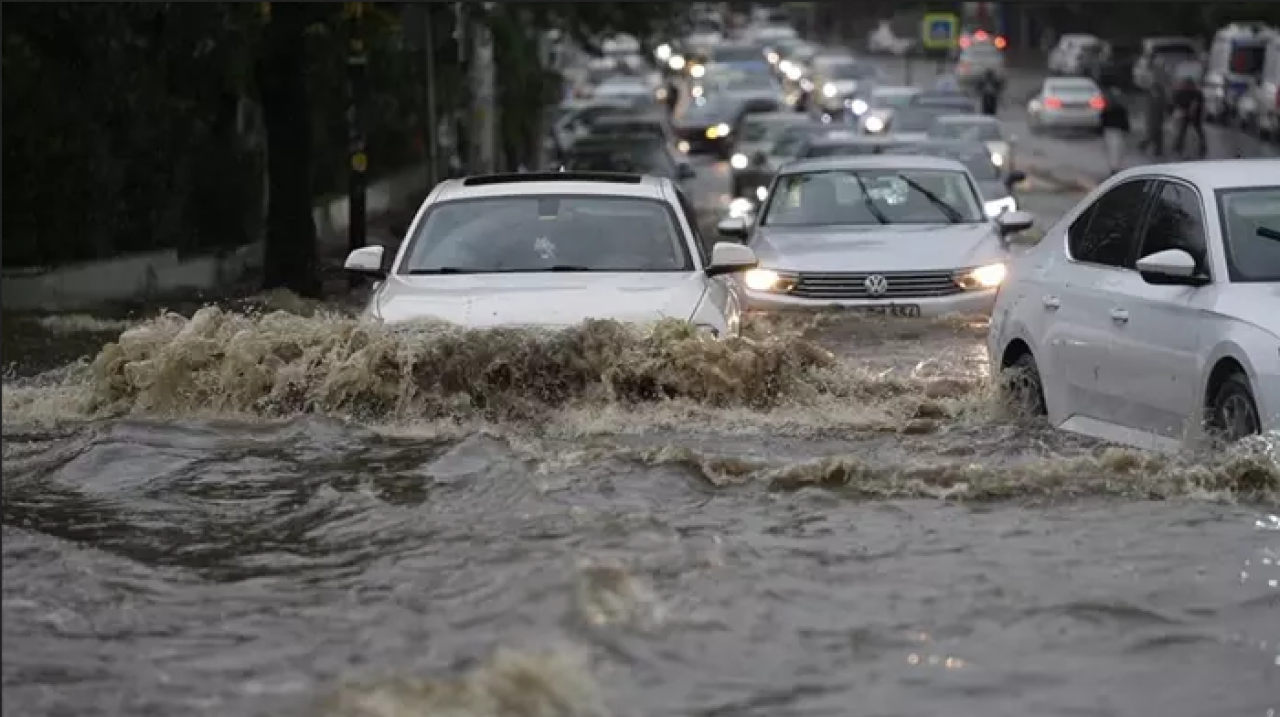 Ankara'da sağanak!  Yaşamı olumsuz etkiledi