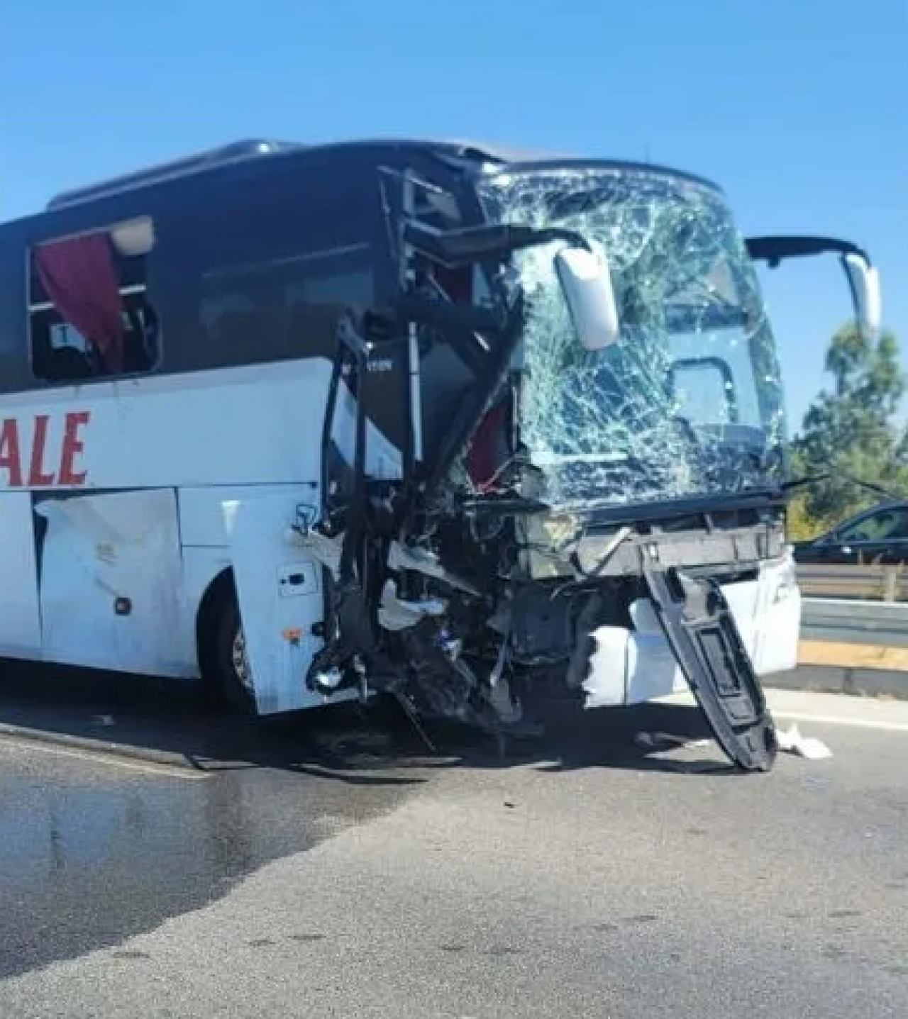 Aydın'da feci kaza! Yolcu otobüsü,  iş makinesine çarptı: 1'i ağır 8 yaralı