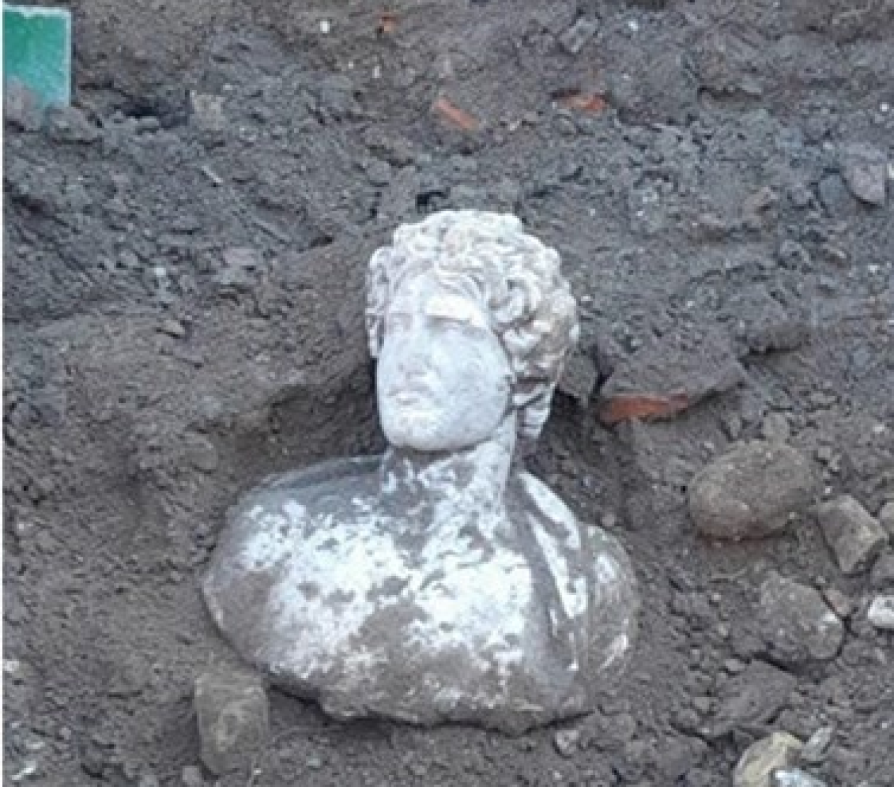 Düzce'de antik kentte 1800 yıllık büst bulundu!