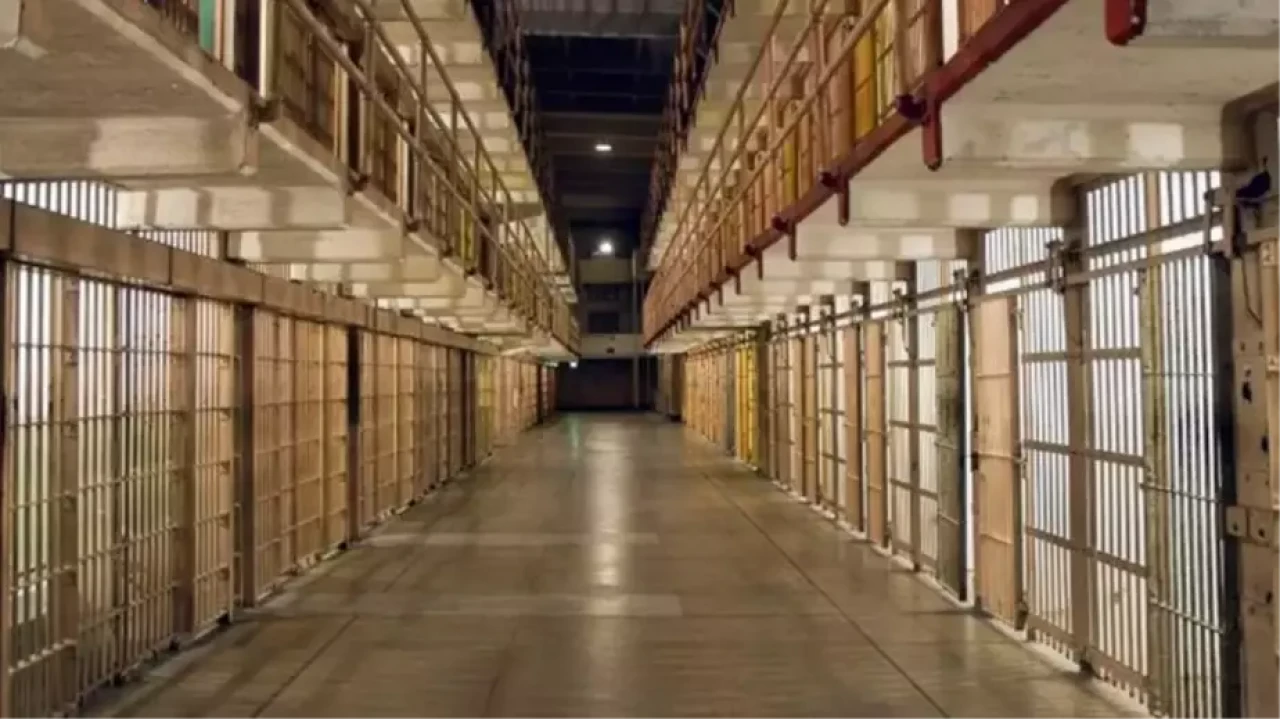 Cezaevine yollanan gizemli mektuba dokunan posta görevlisi,  hayatını kaybetti