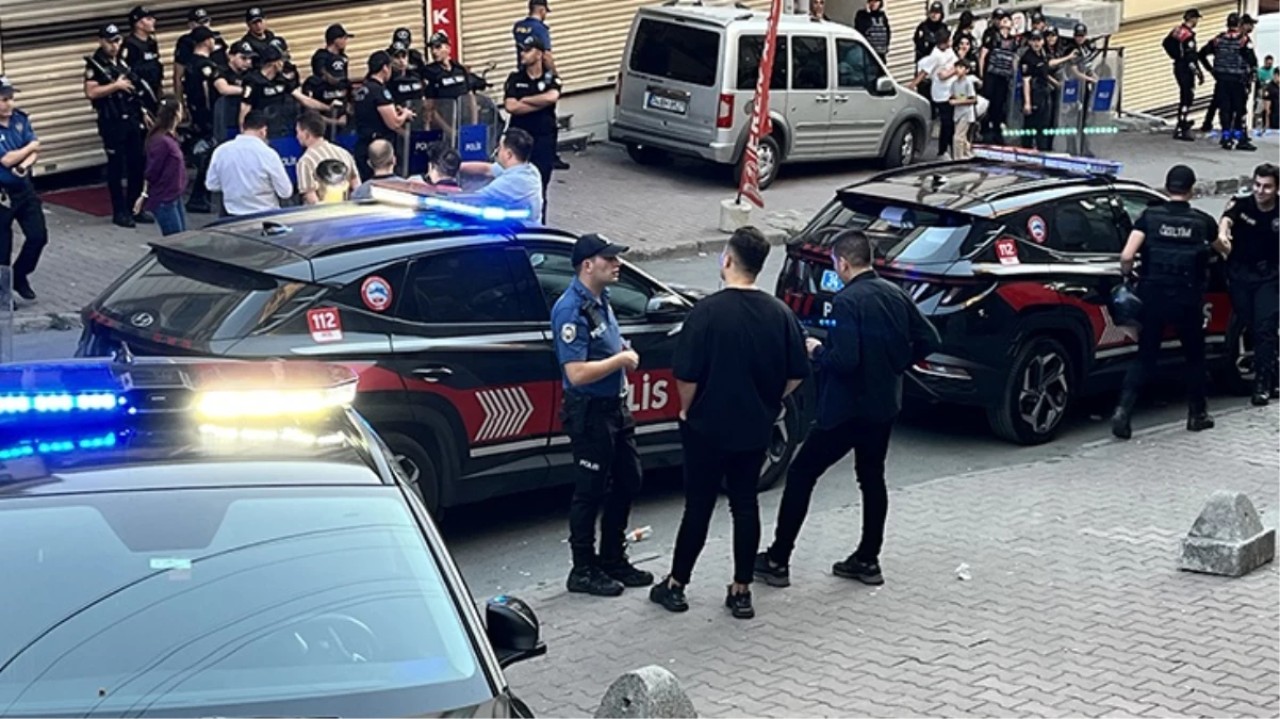 Esenyurt'ta taciz iddiası mahalleyi ayağa kaldırdı: Kasap öfkeli kalabalığın elinden zor kurtarıldı