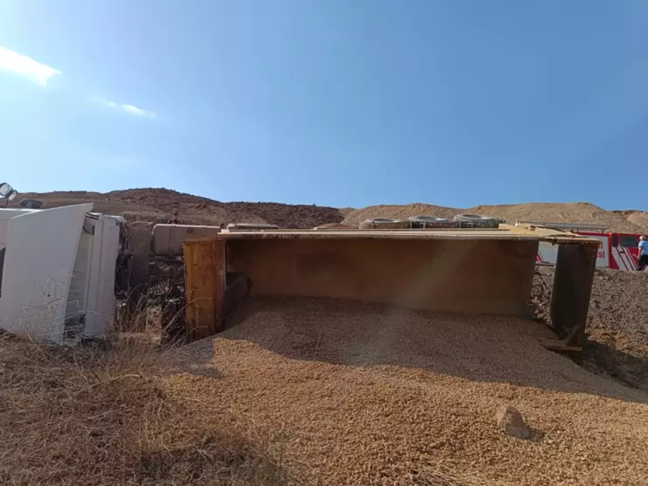 Sivas'ta devrilen kamyonun sürücüsü  Şevket Tekten  yaşamını yitirdi!