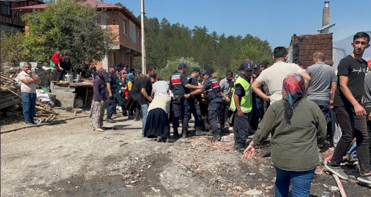 Kastamonu'da yangın faciası: 16 yaşındaki  Alperen Bulanıkoğlu öldü,  üç ev kül oldu