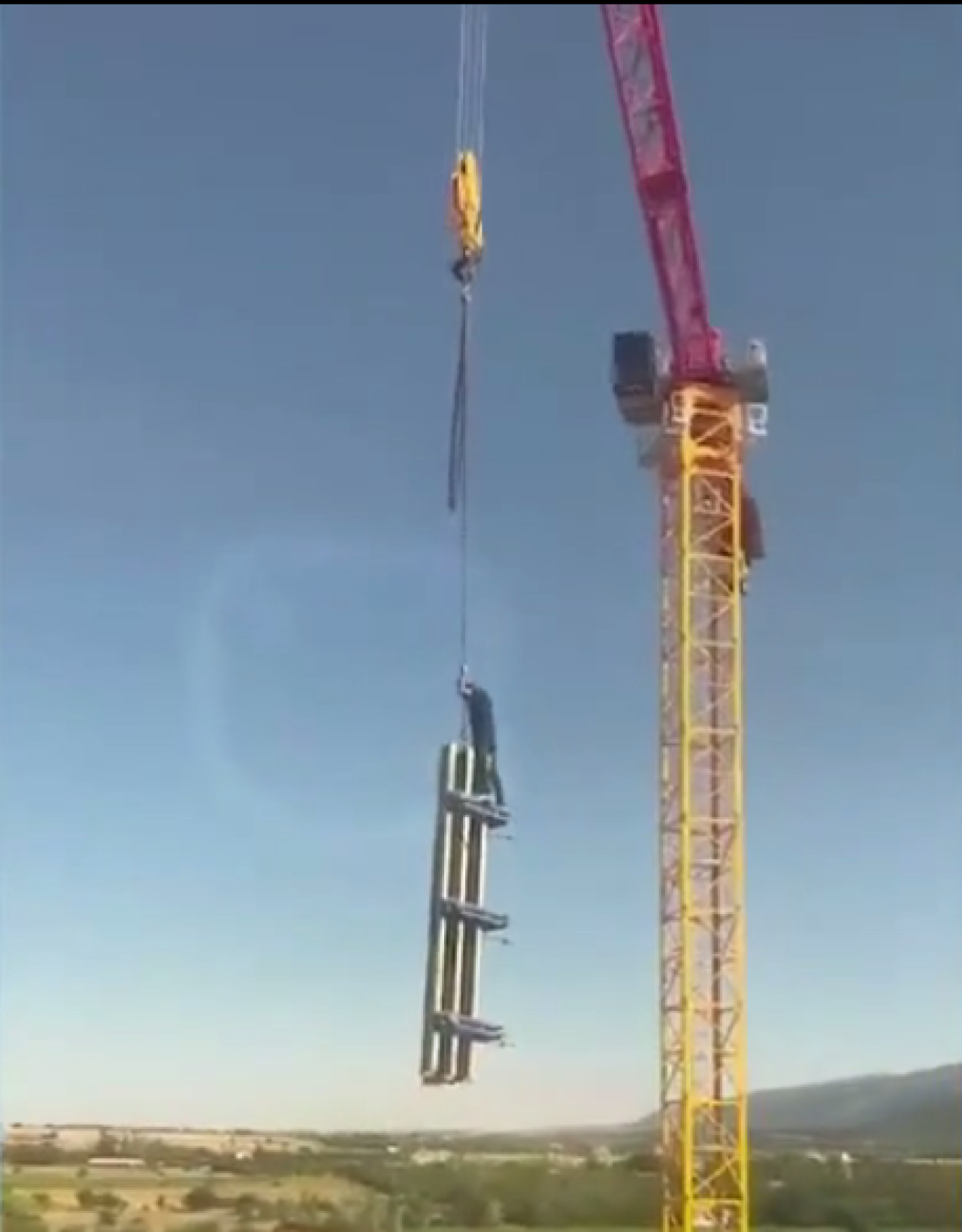 Vincin tepesinde hiçbir önlem almadan çalıştı: Sosyal medyada infiale neden oldu!