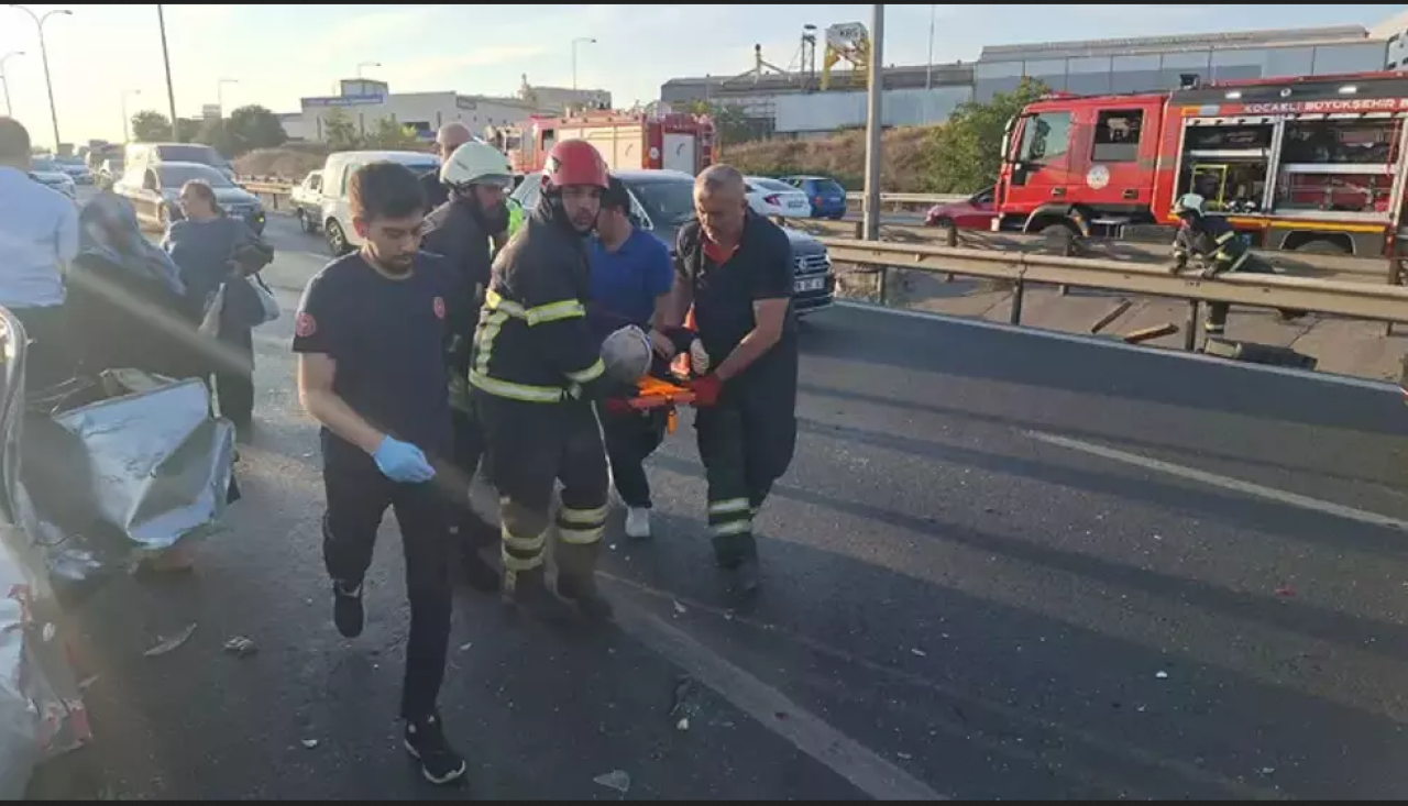 Kocaeli’de 4 araç birbirine girdi:  2 yaralı