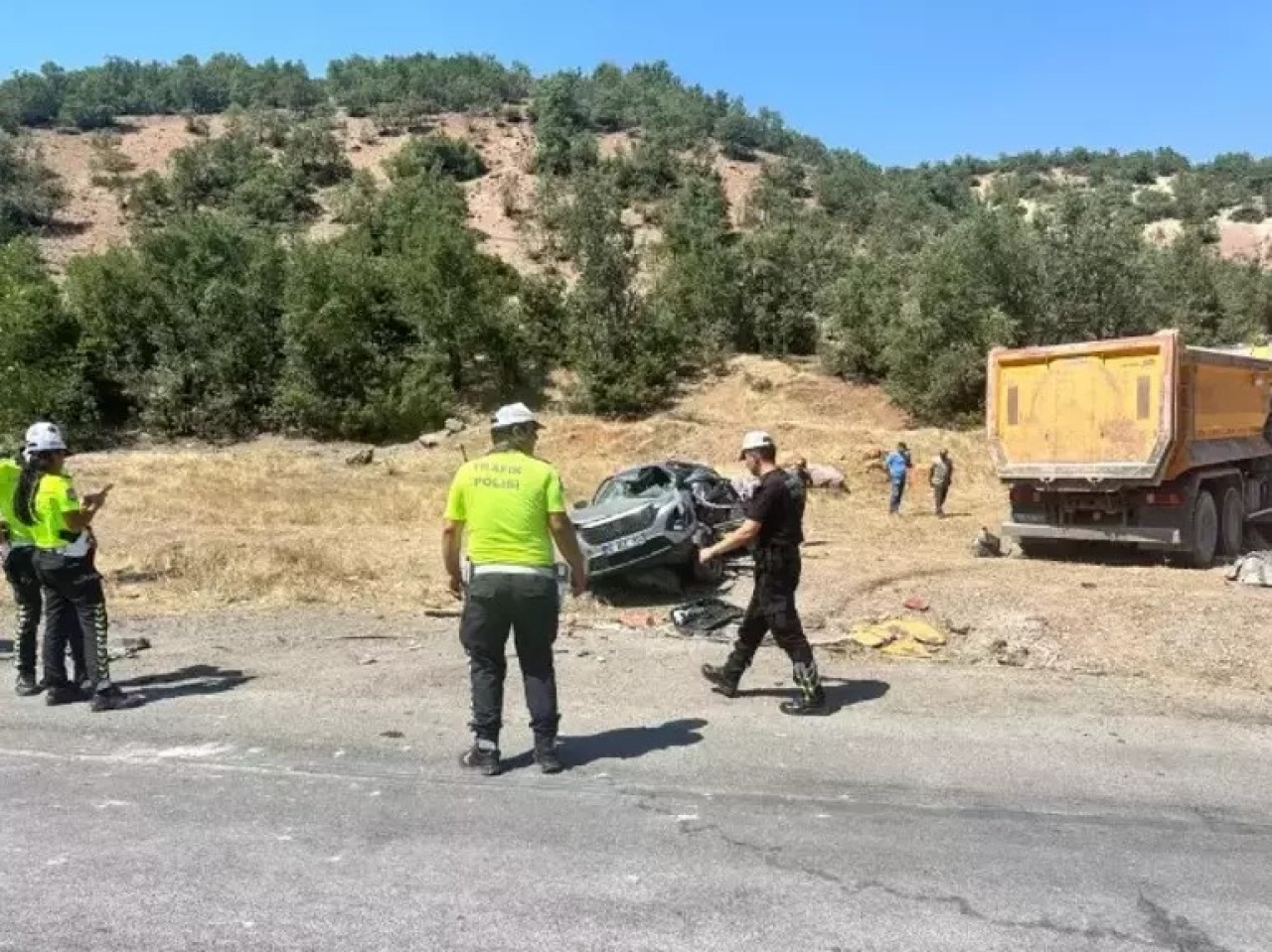 Tunceli'de feci kaza. Kamyonla çarpışan cipteki Emrullah Korkmaz ve oğlu öldü. 6 kişi yaralandı