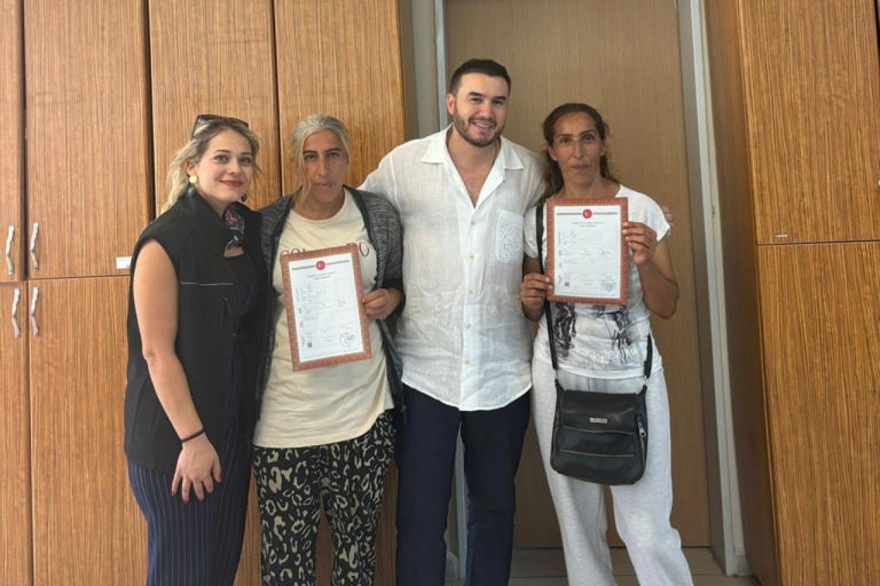 Mustafa Ceceli yangında evlerini kaybeden iki kardeşe iki yeni ev aldı