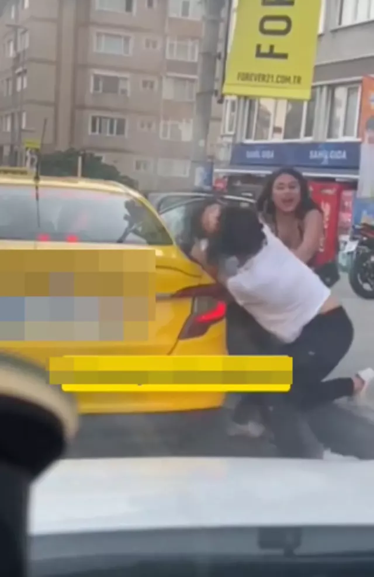 Esenyurt'ta kadınların saç başa kavgası sosyal medyada gündem oldu!