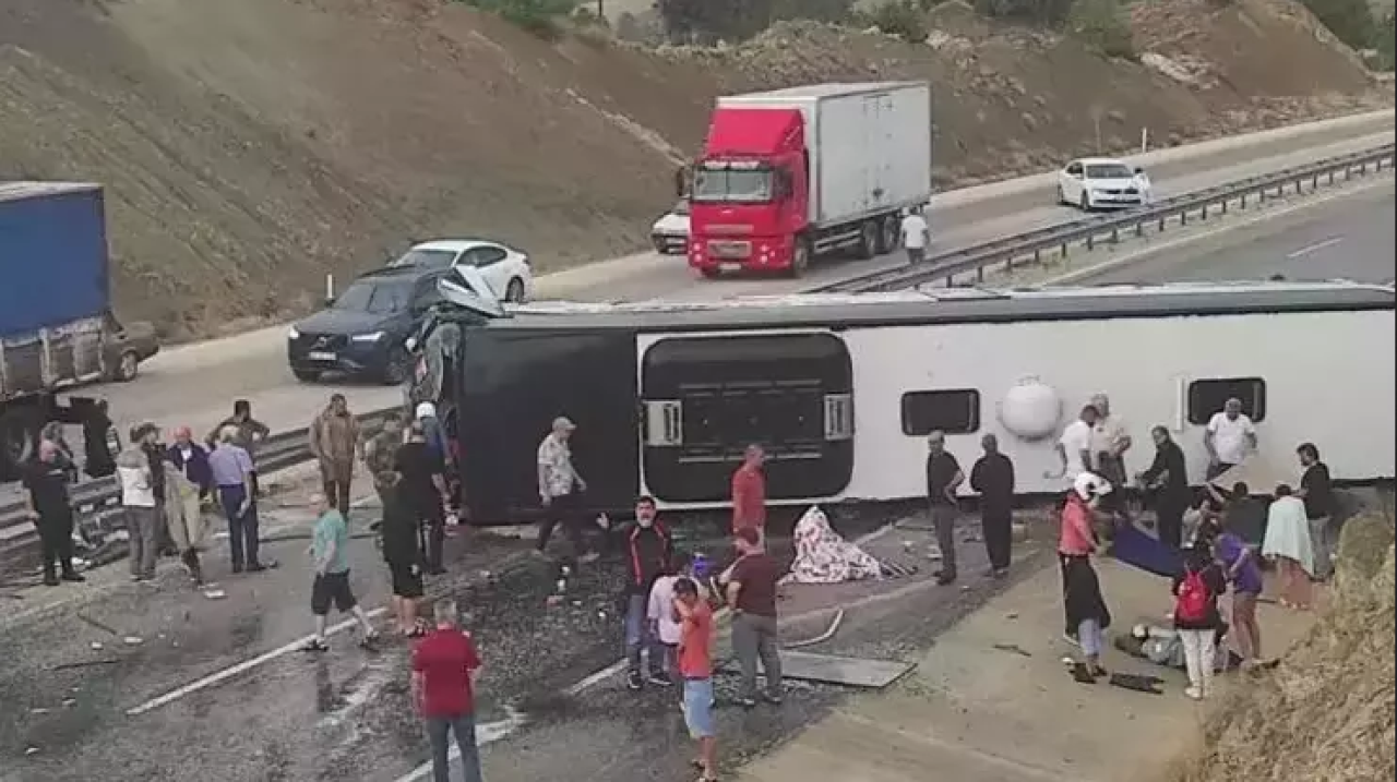 Antalya'da yolcu otobüsü devrildi: Çok sayıda yaralı!