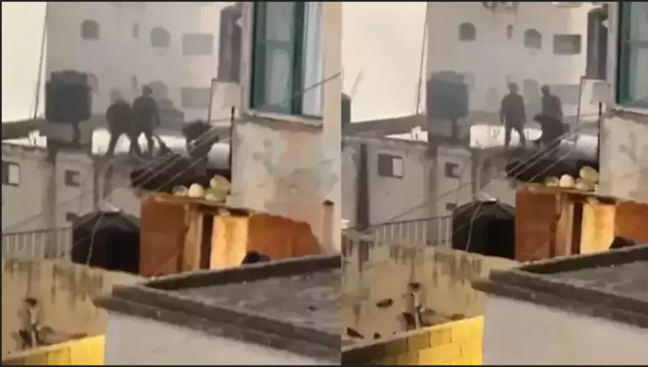 İnfiale neden olan görüntü: Öldürülen Filistinlinin cenazesini çatıdan attılar!