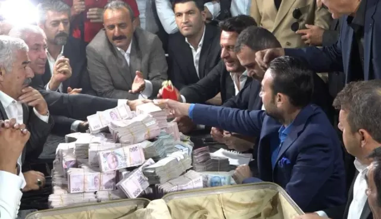 4 saatte 20 kişi saydı: Aşiret düğününde takılan takı dudak uçuklattı!