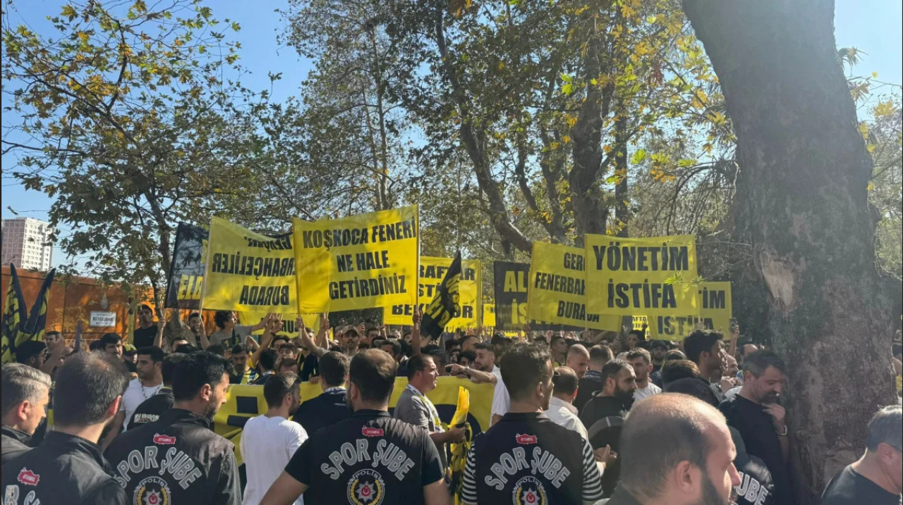 Taraftarlar sokağa indi! 'Ali Koç istifa'
