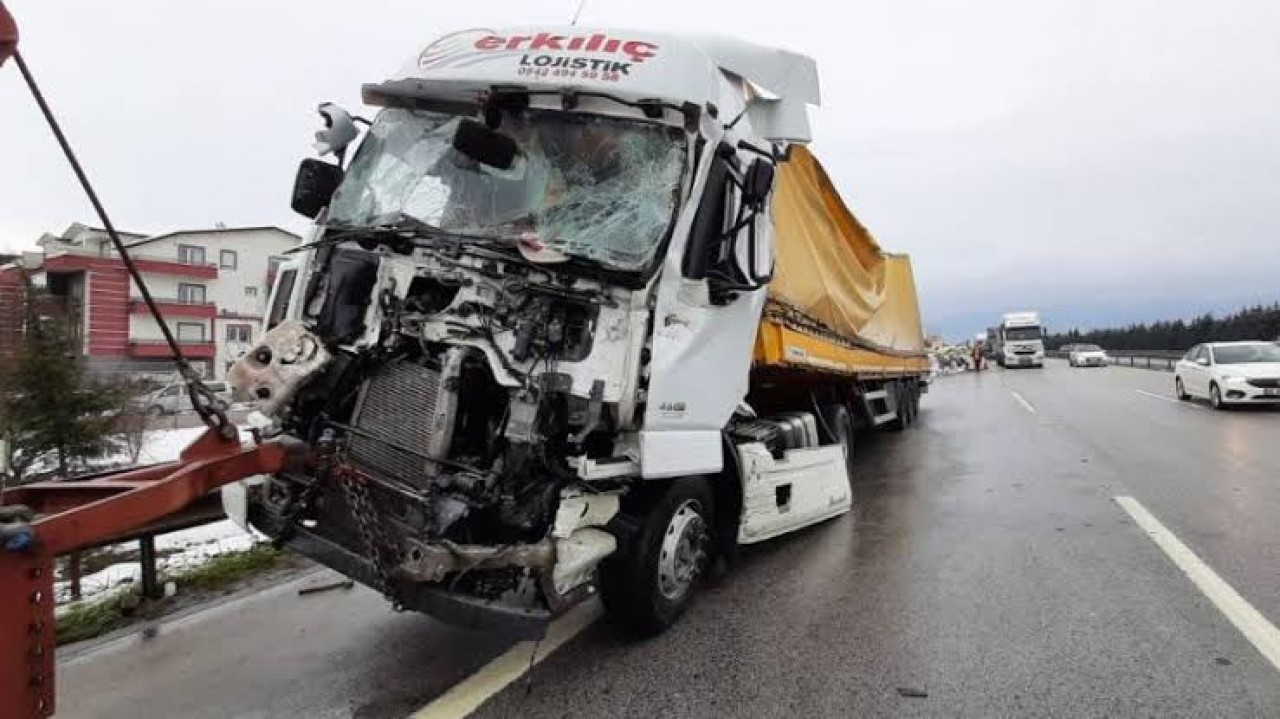 Tersun Dağı'nda makarna yüklü tır devrildi