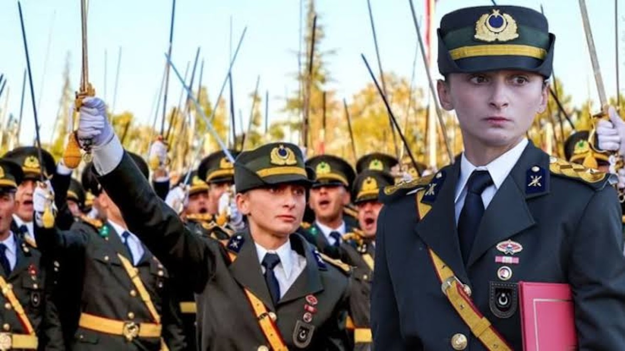 'Mustafa Kemal'in Askerleriyiz' sloganı sonrası Teğmen Ebru Eroğlu'ndan ilk açıklama