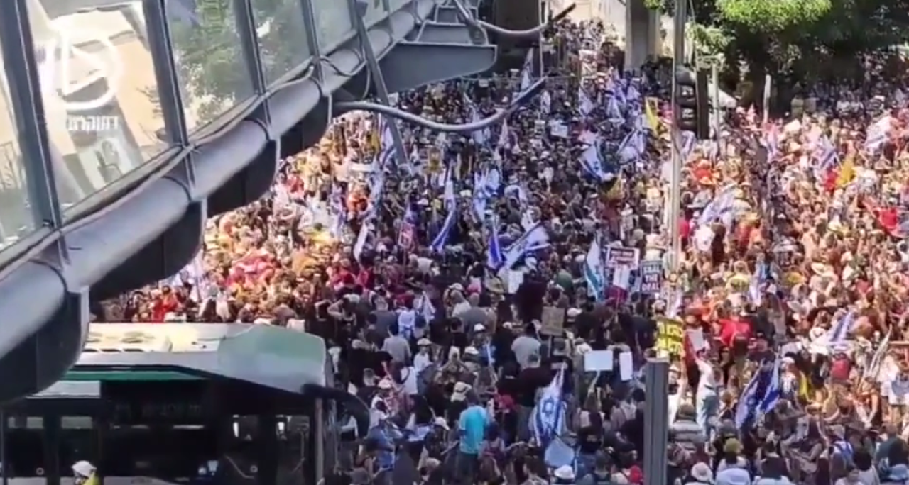 İsrail’de büyük çalkantı: Netanyahu’ya karşı binlerce  kişi sokaklarda!