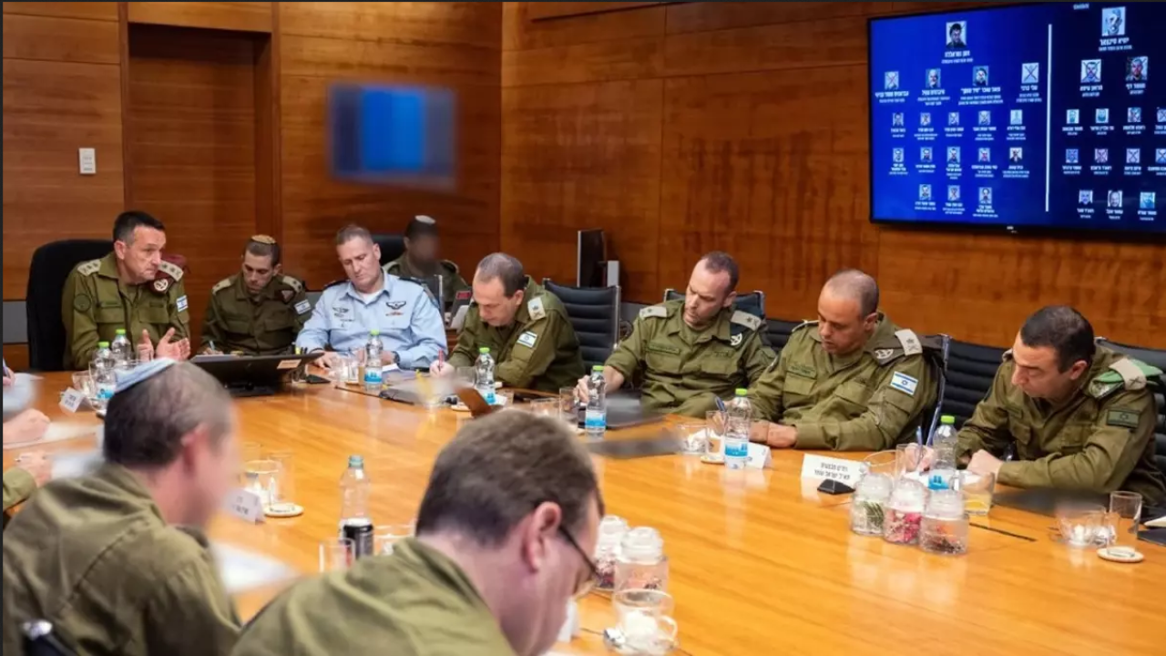 İsrail toplantısında arkadaki detay dikkatlerden kaçmadı!