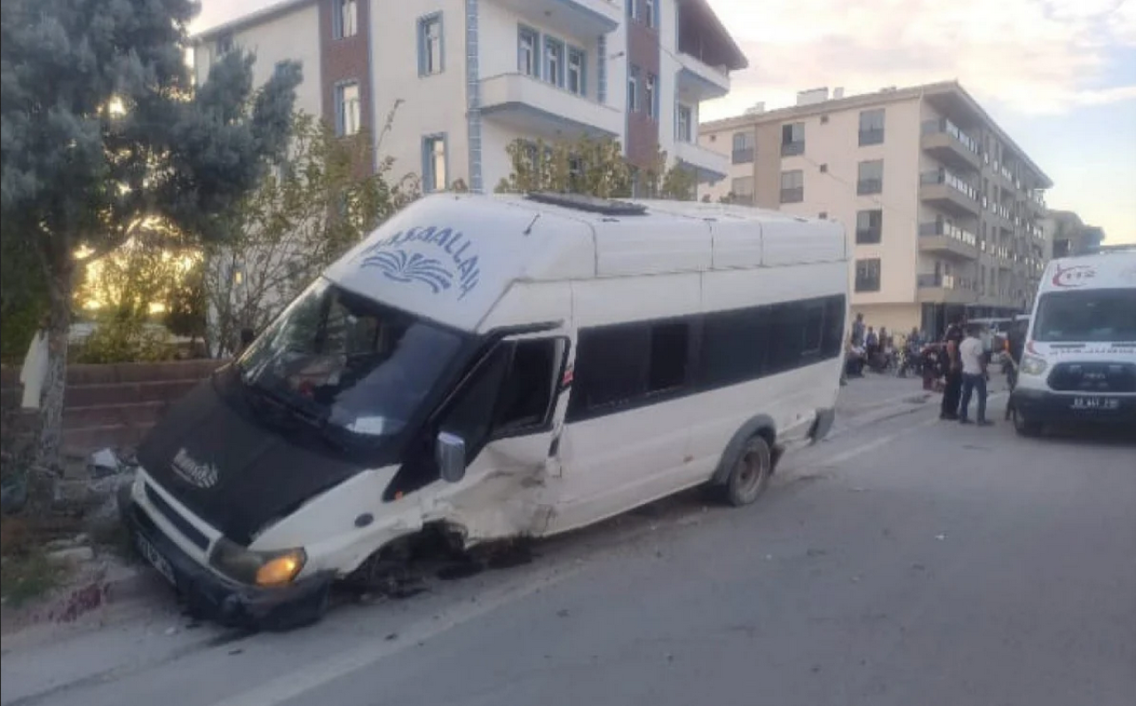 Aksaray'da minibüs ile otomobil çarpıştı: 7 yaralı