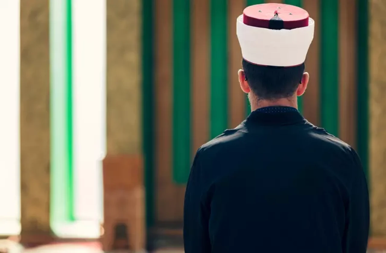 Konya'da müftü aracında uygunsuz yakalandı: Çarşaflı karısını götürüp 'O bendim' dedirtti!