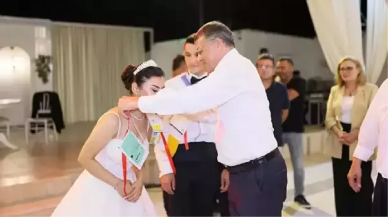 Belediye başkanının yeni evli çifte hediyesi düğüne damga vurdu