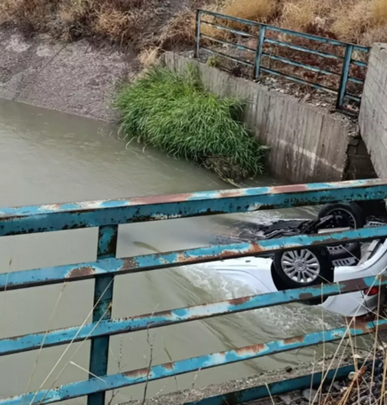 Otomobil kanala düştü: Mustafa  ile Birsen Anataca yaşamını yitirdi! Kızları ise  yüzerek kurtuldu