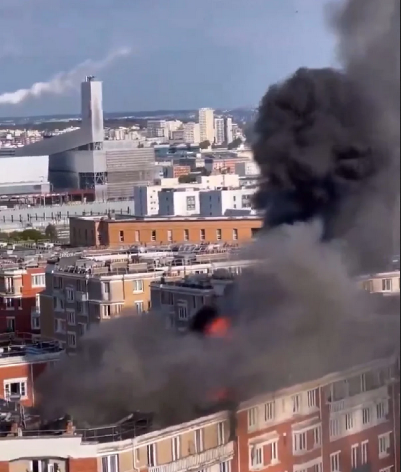 Paris'te 10 katlı binada yangın: Gaz tüpleri patladı!