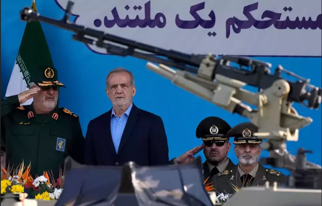 İran yeni silahlarını sergiledi! İşte  Pezeşkiyan'ın dikkat çeken açıklaması