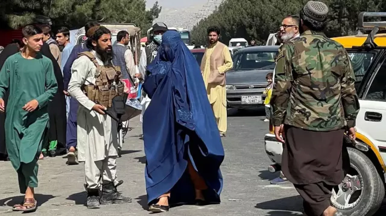 Taliban'dan erkeklere yasak: Batılı gibi görünmeyecekler