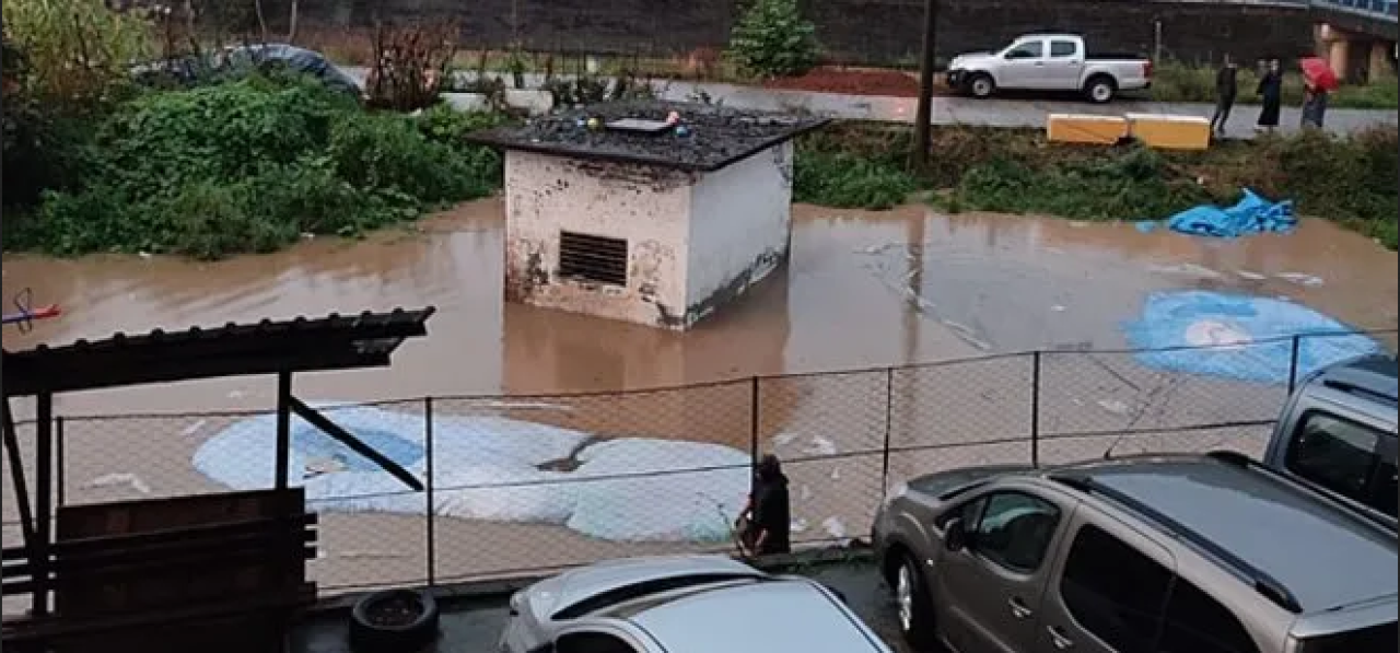 Trabzon'da sağanak yaşamı olumsuz etkiledi!