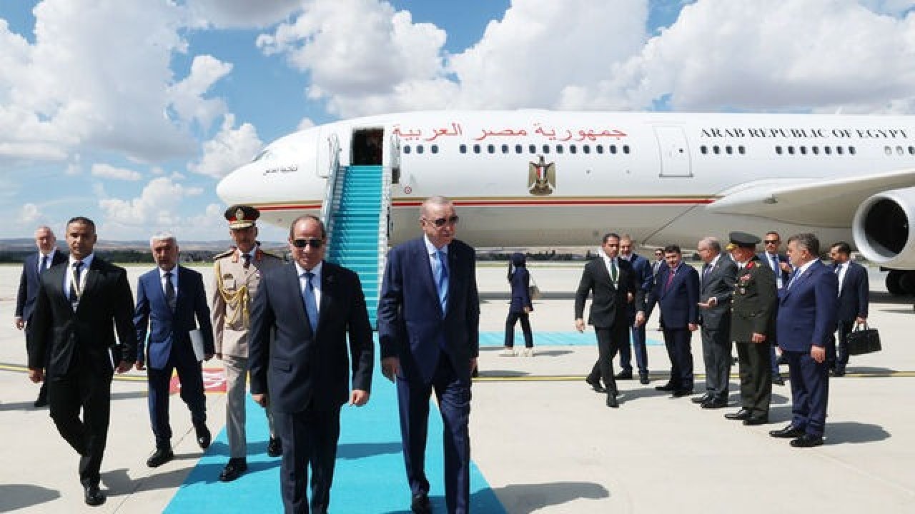 Cumhurbaşkanı Erdoğan,  Sisi'yi havaalanında karşıladı