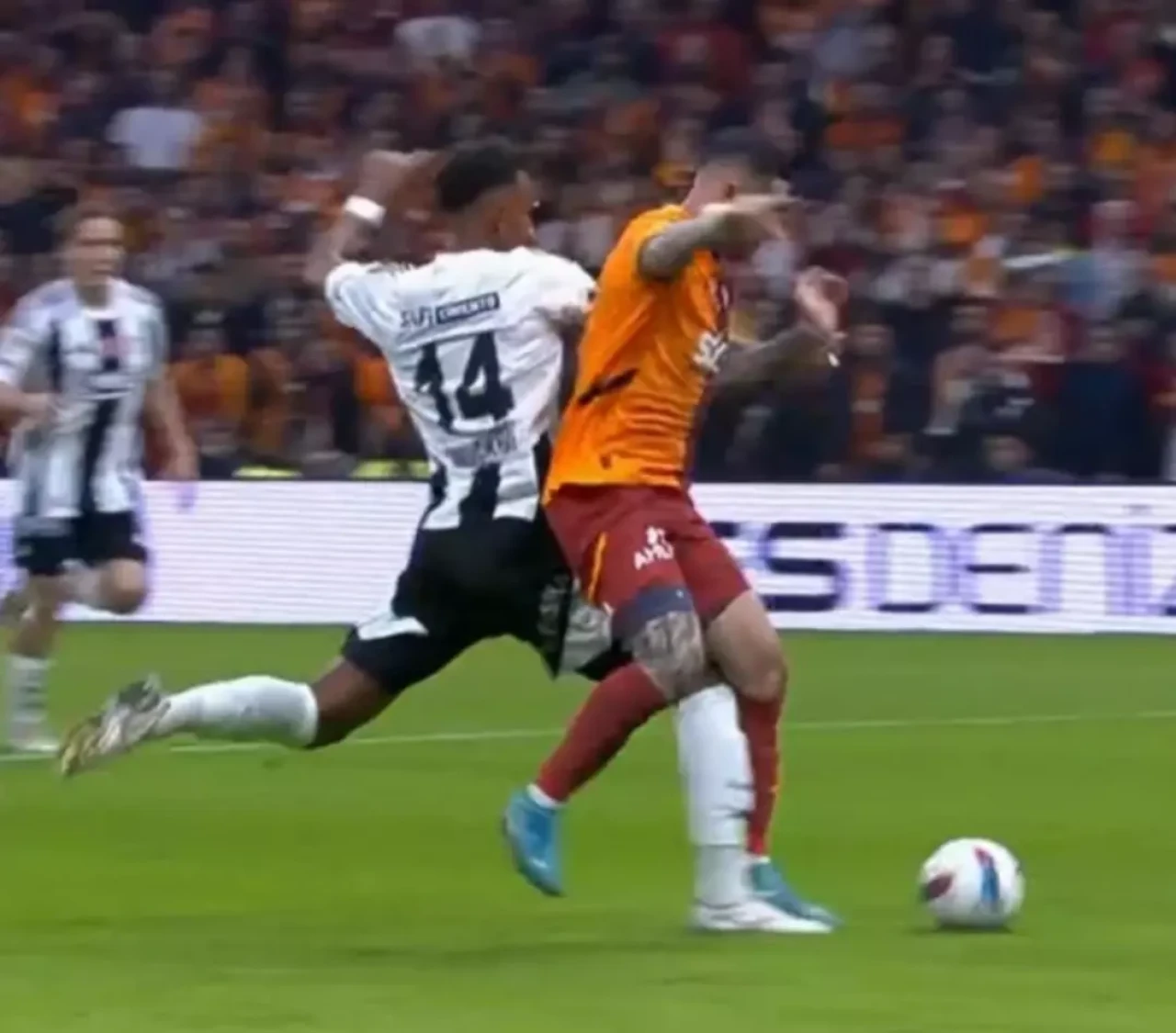 Galatasaray-Beşiktaş derbisinde penaltı skandalı!