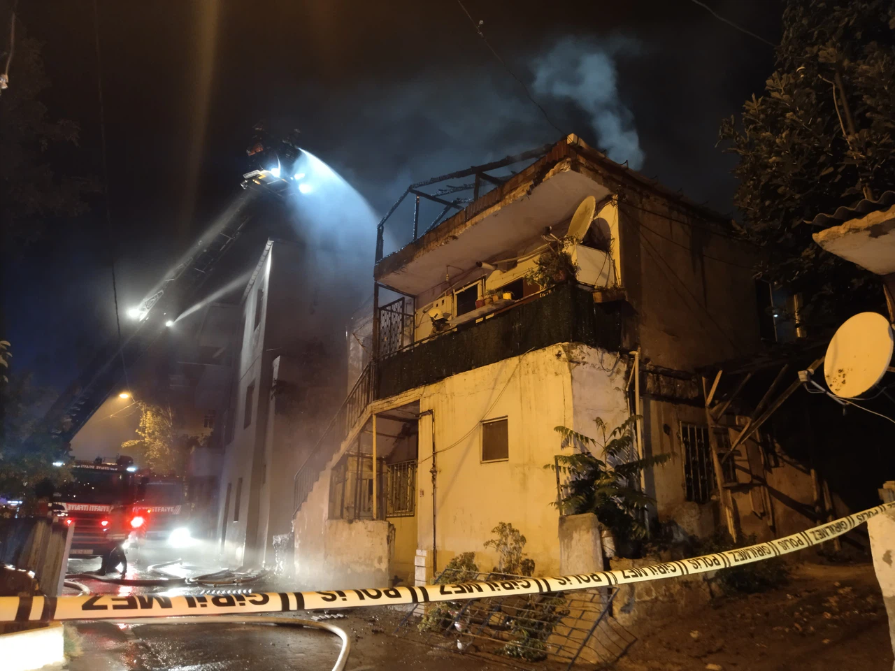 Pendik'te iki katlı ev alev alev yandı