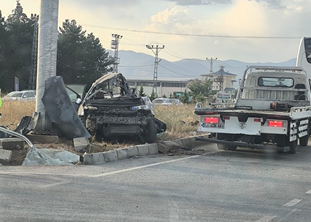 Malatya'da bir yolcu otobüsü,  otomobille çarpıştı: 1 ölü