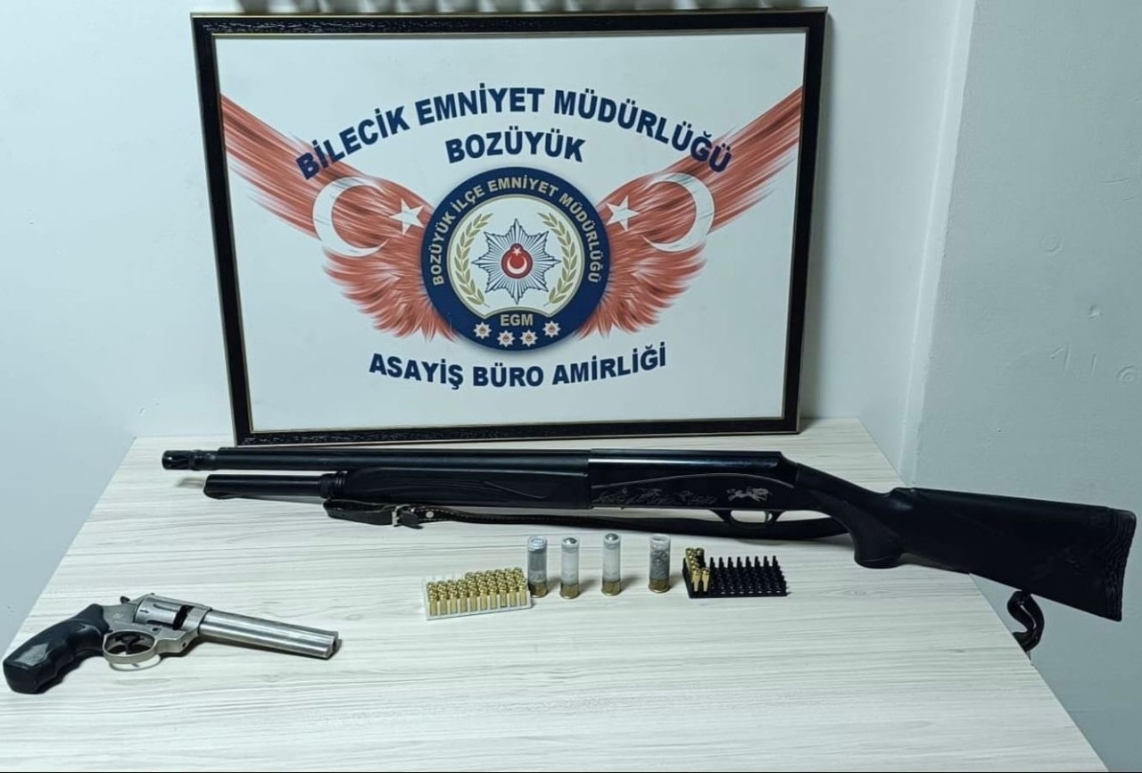 Bilecik'te şüpheli araçta silah ve mühimmat ele geçirildi