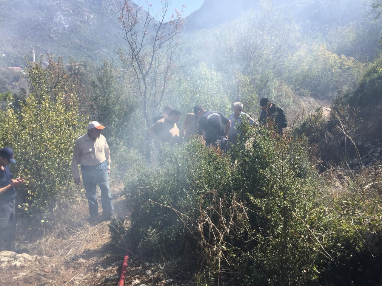 Evinin önünde yaktığı ateş,  yangına sebep oldu